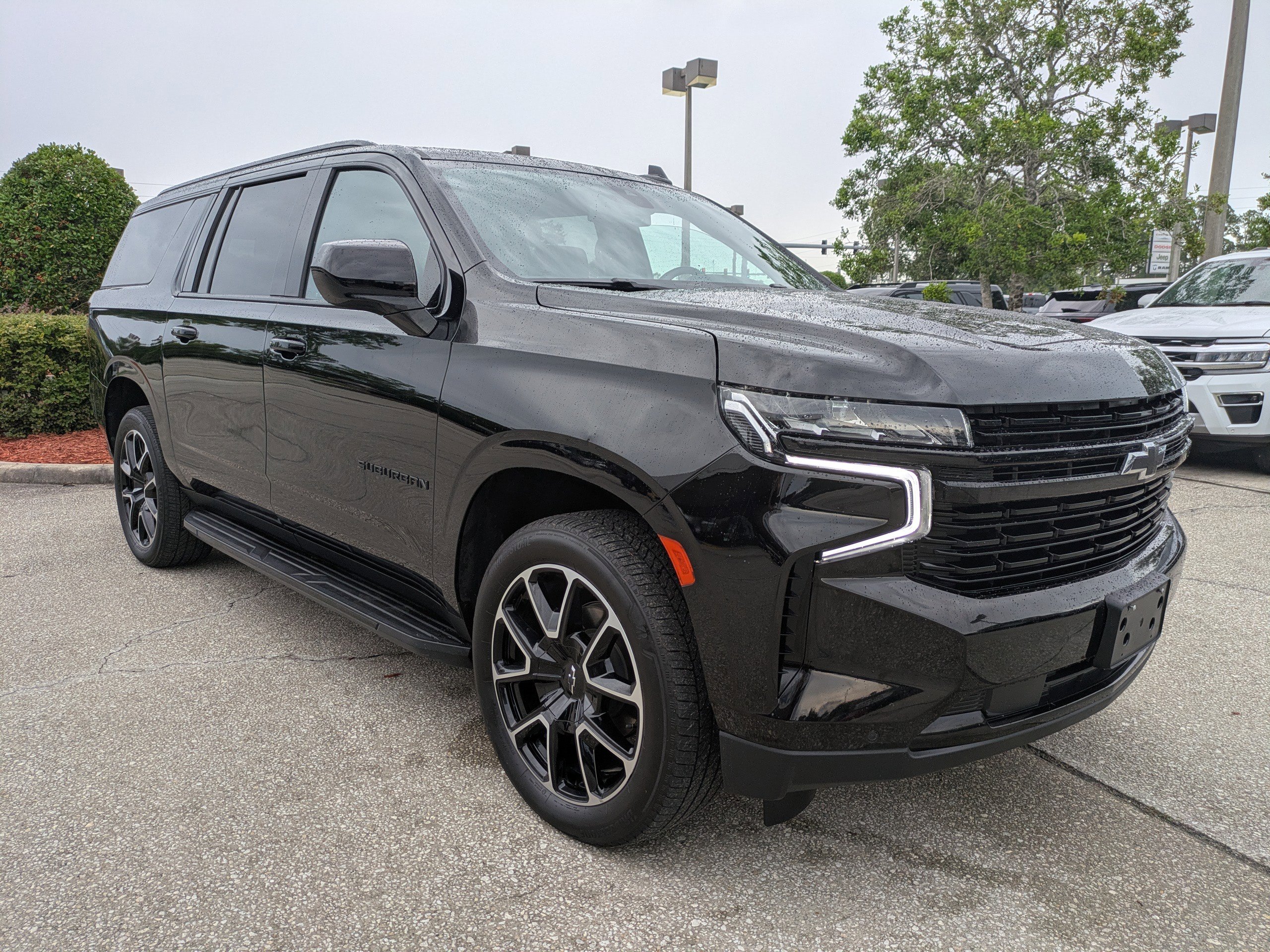 Used 2024 Chevrolet Suburban RST image 2