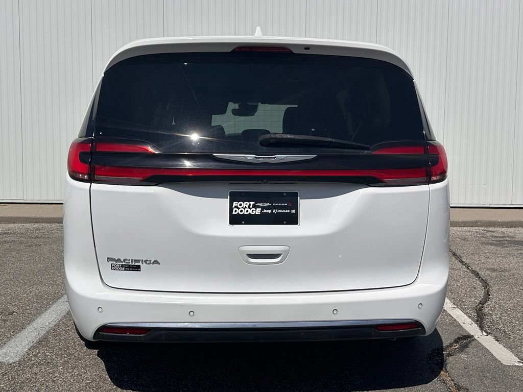 Used 2022 Chrysler Pacifica Touring-L FWD image 5