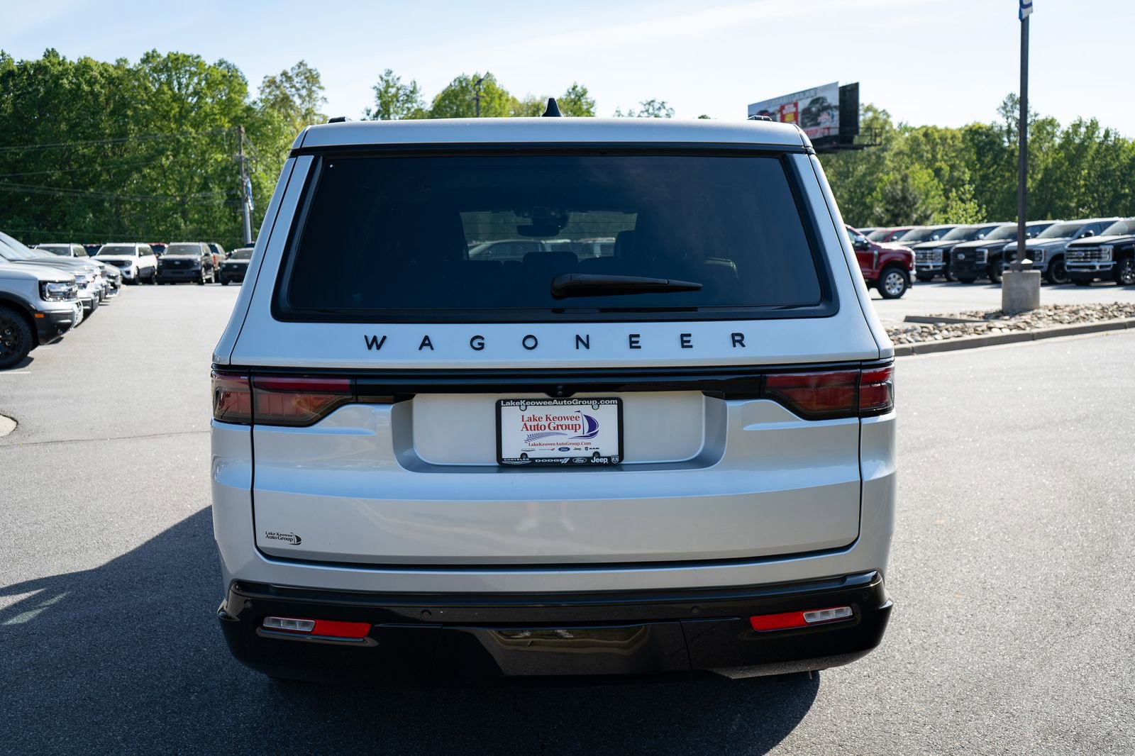 Used 2025 Jeep Wagoneer L Series II AWD/4WD image 8