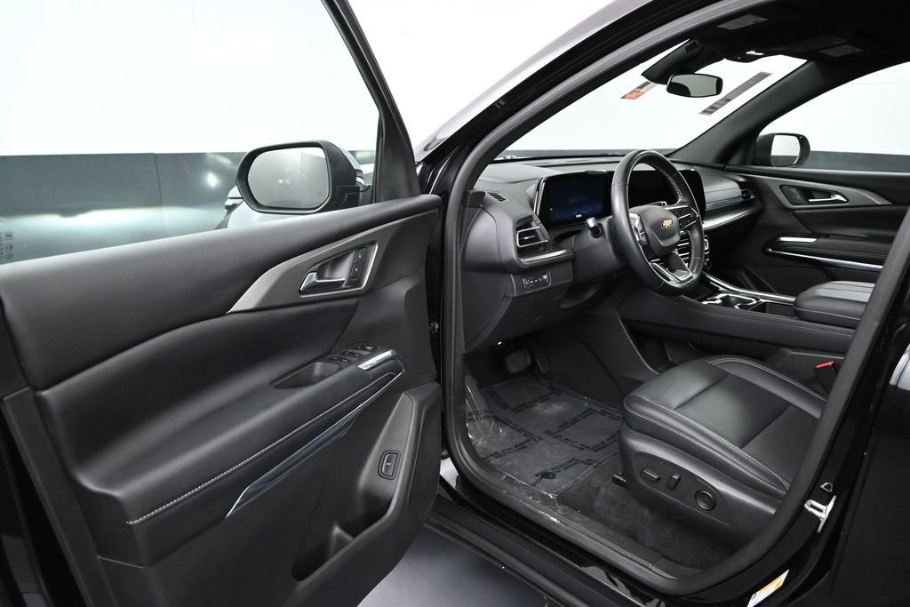Used 2025 Chevrolet Traverse LT AWD/4WD image 5