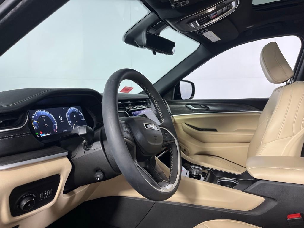 Used 2024 Jeep Grand Cherokee Limited w/ Luxury Tech Group II image 23