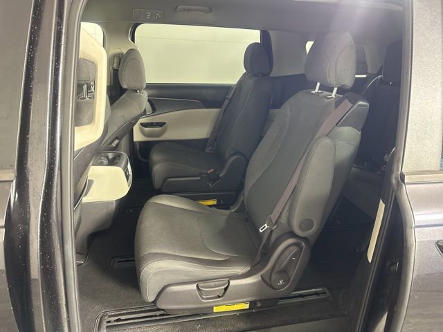 Used 2022 Kia Carnival LX image 9