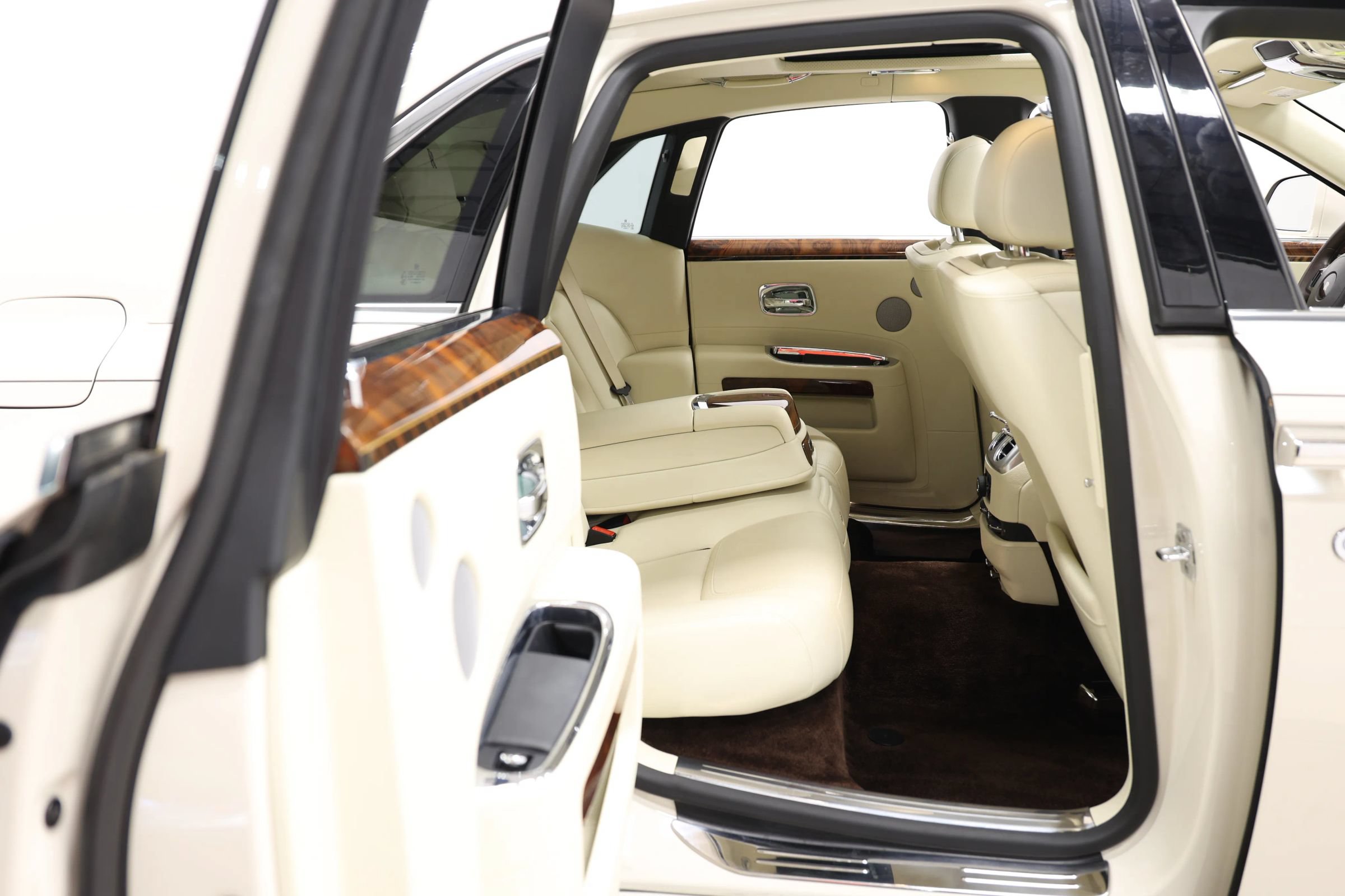 Used 2016 Rolls-Royce Ghost RWD image 86