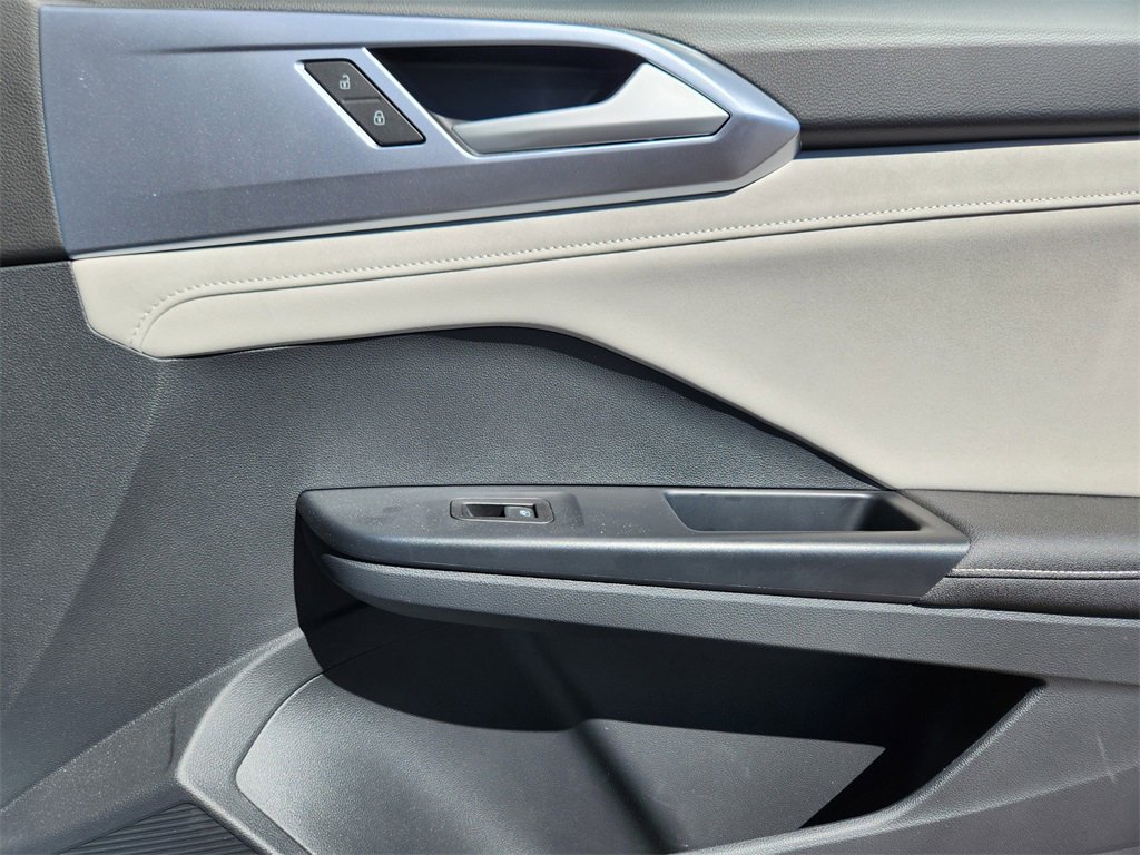 Used 2025 Volkswagen Taos SE image 20