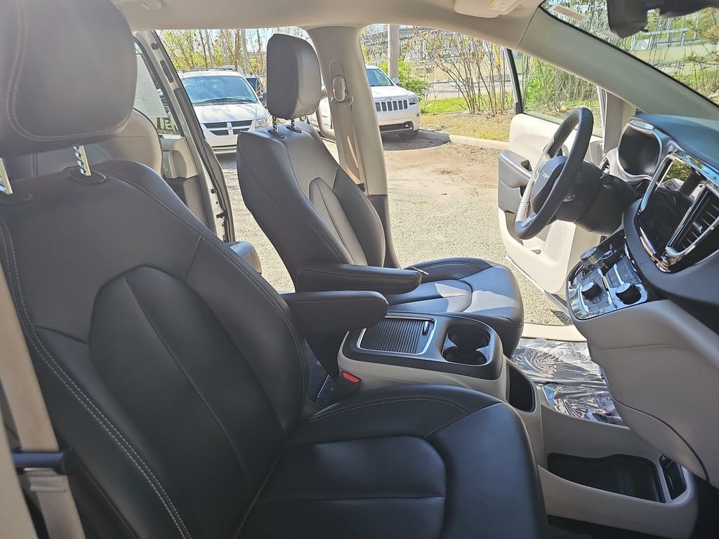 Certified 2024 Chrysler Pacifica Touring-L FWD image 10