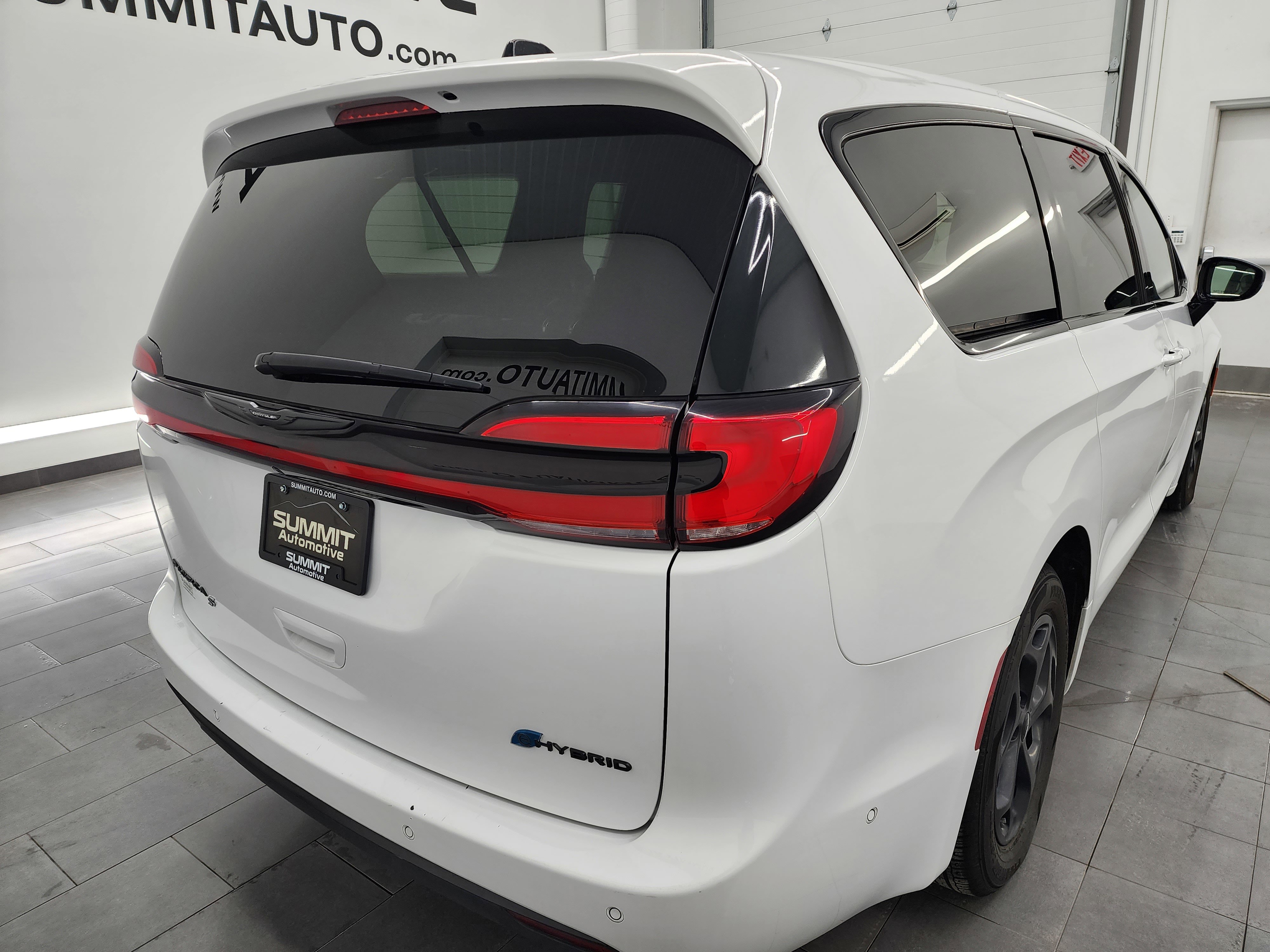 Used 2024 Chrysler Pacifica Limited image 4