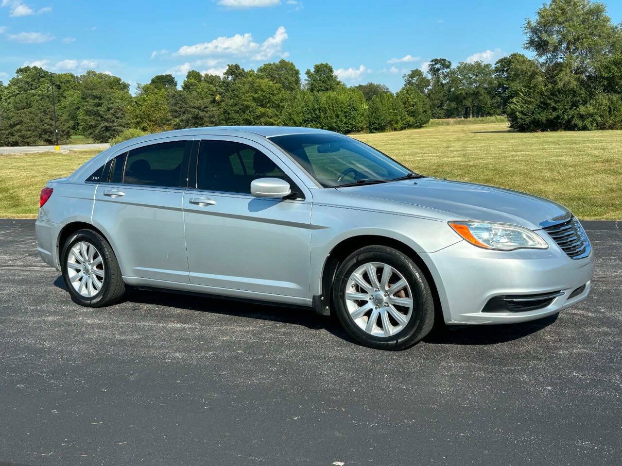 Used 2011 Chrysler 200 Touring FWD image 2
