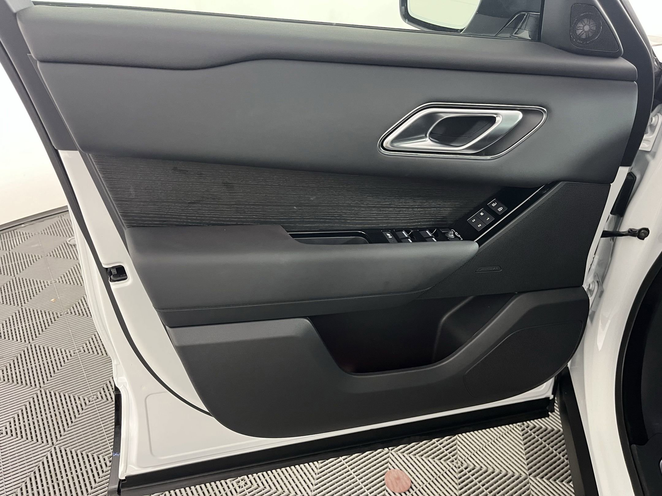 New 2026 Land Rover Range Rover Velar Dynamic SE image 11