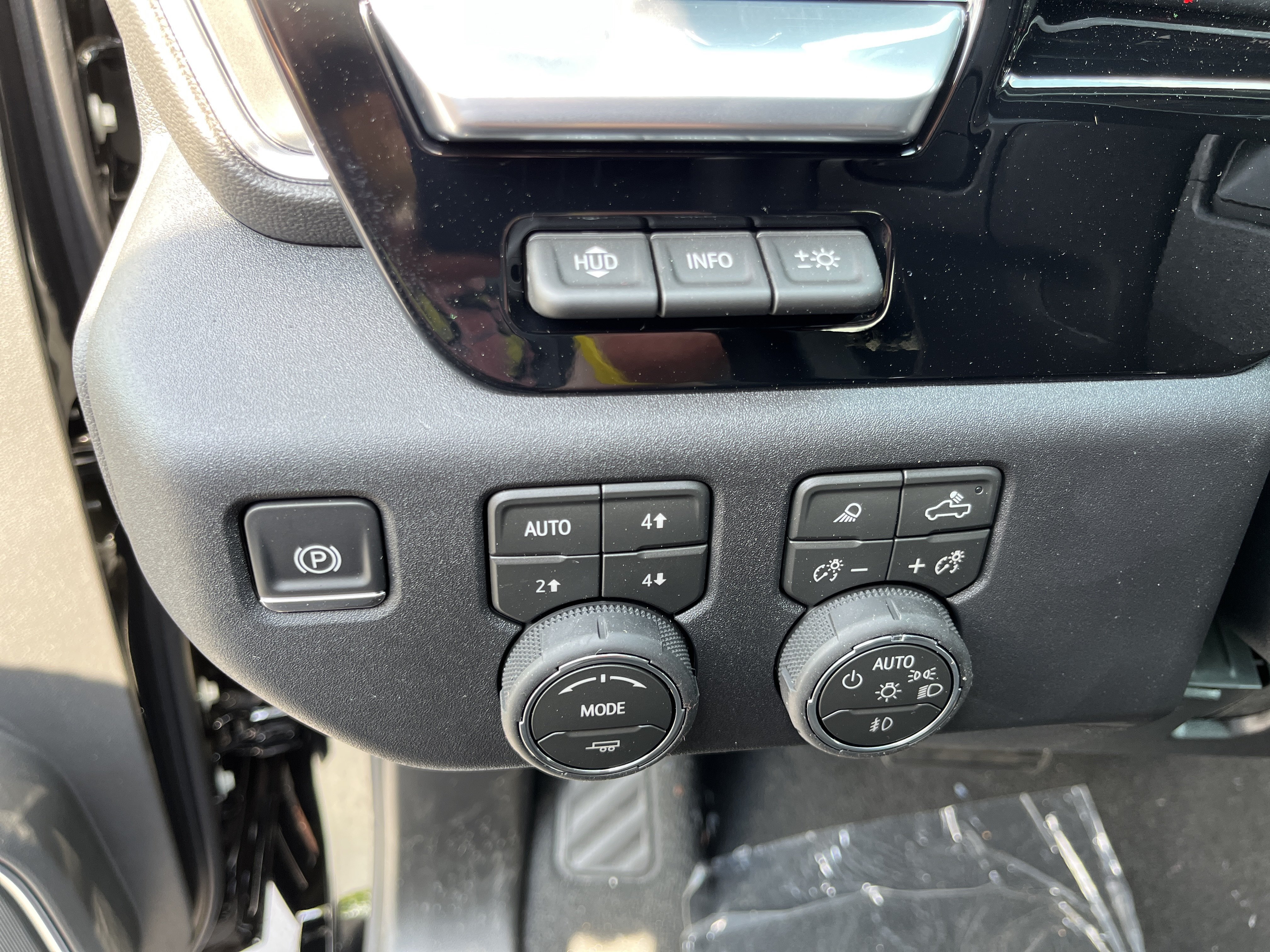 New 2026 Chevrolet Silverado 2500 LTZ w/ LTZ Premium Package AWD/4WD image 30