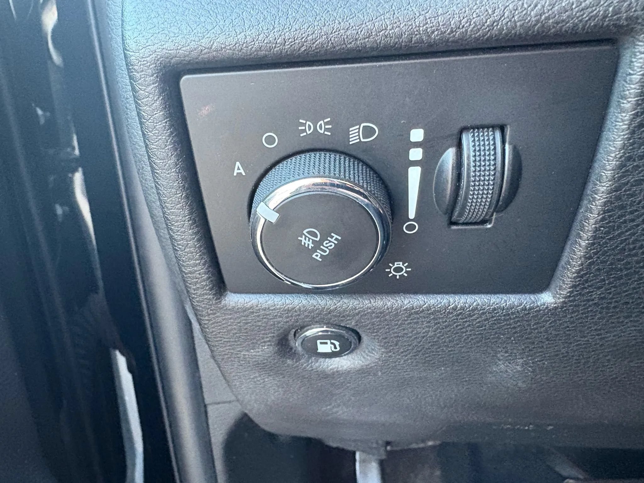 Used 2018 Jeep Grand Cherokee Limited AWD/4WD image 9