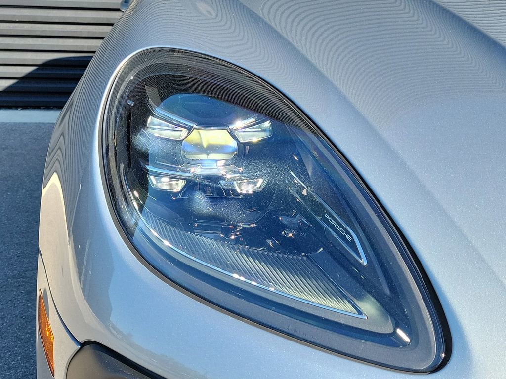 Certified 2025 Porsche Macan Turbo image 15