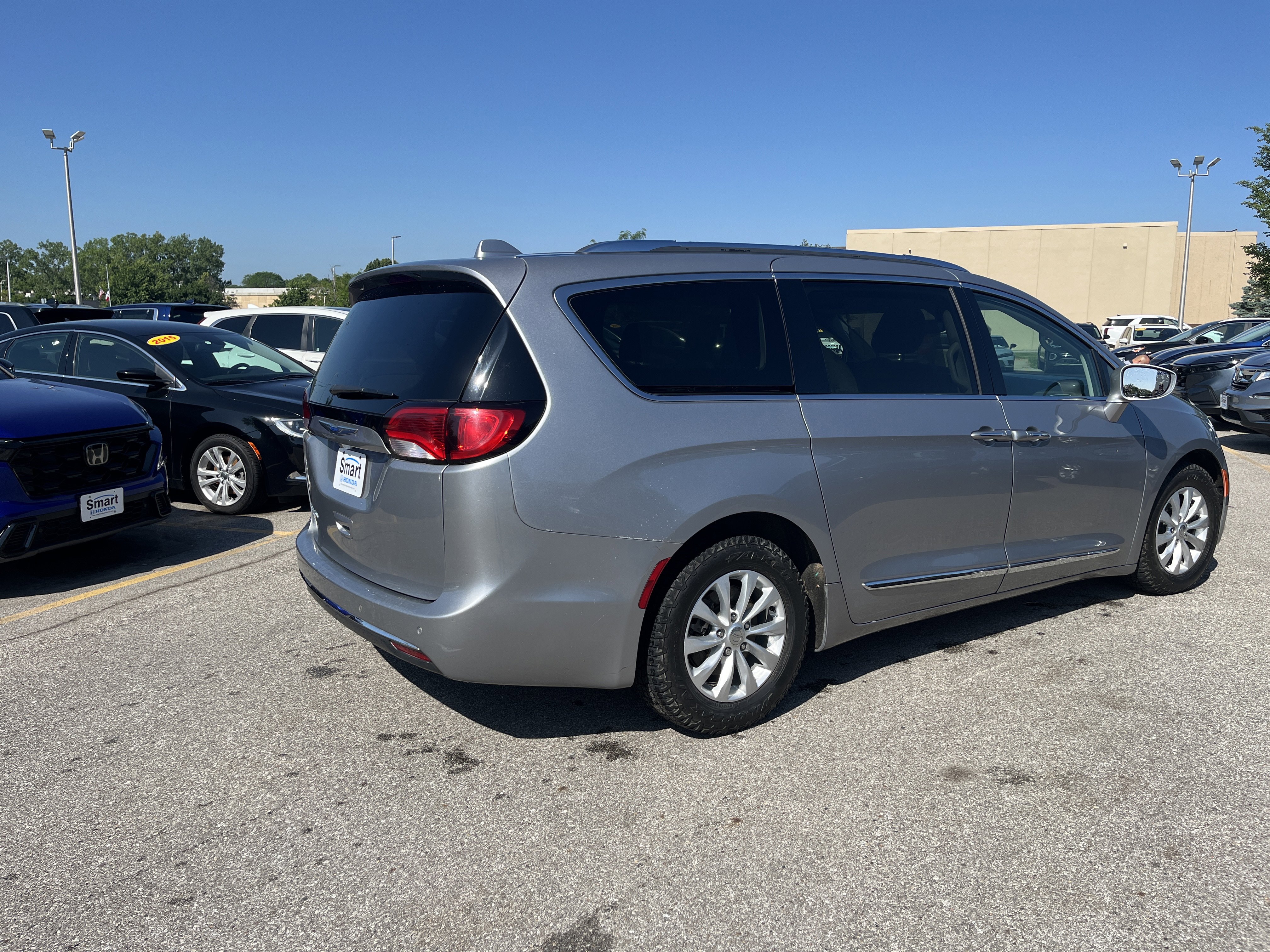 Used 2018 Chrysler Pacifica Touring-L Plus FWD image 6