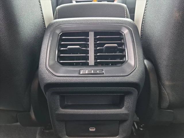 Used 2025 Volkswagen Taos SE FWD image 17