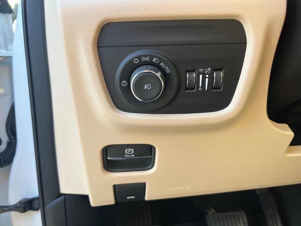 Used 2024 Jeep Grand Cherokee L Limited AWD/4WD image 21