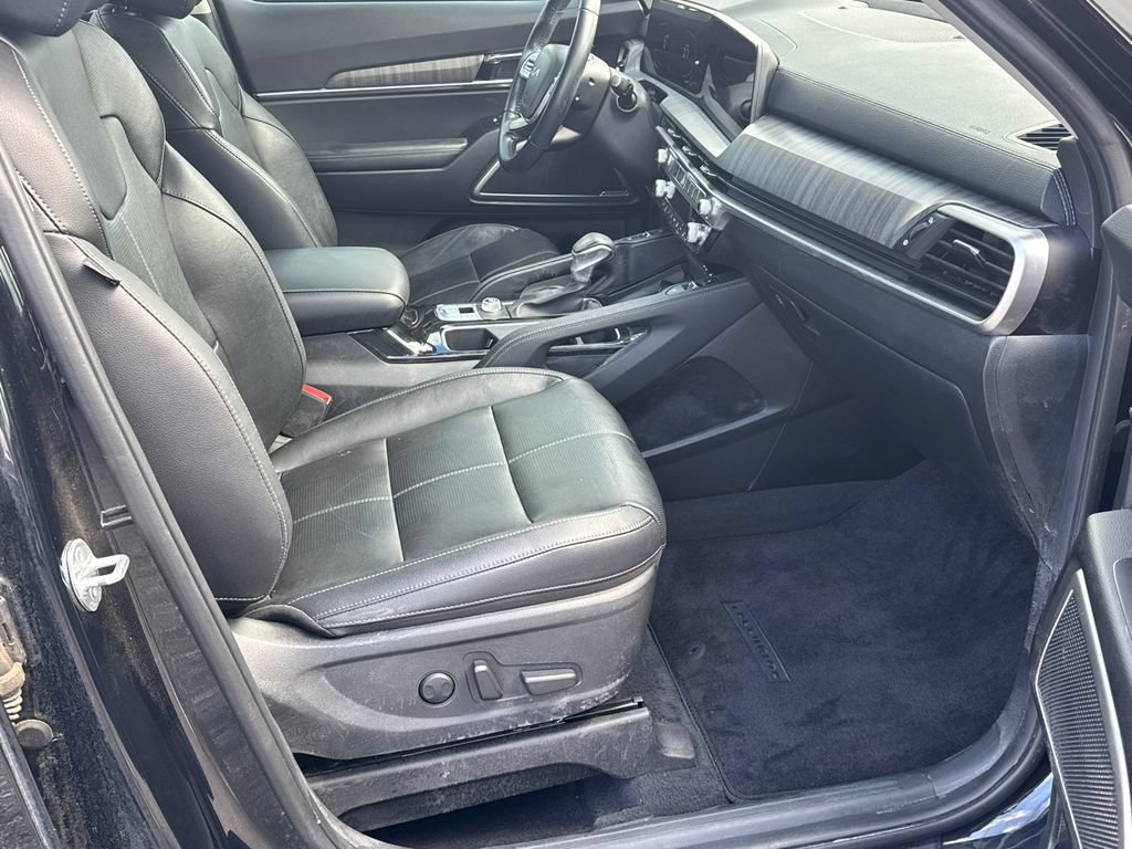 Certified 2024 Kia Telluride EX w/ EX Captain's Chair Package FWD image 13
