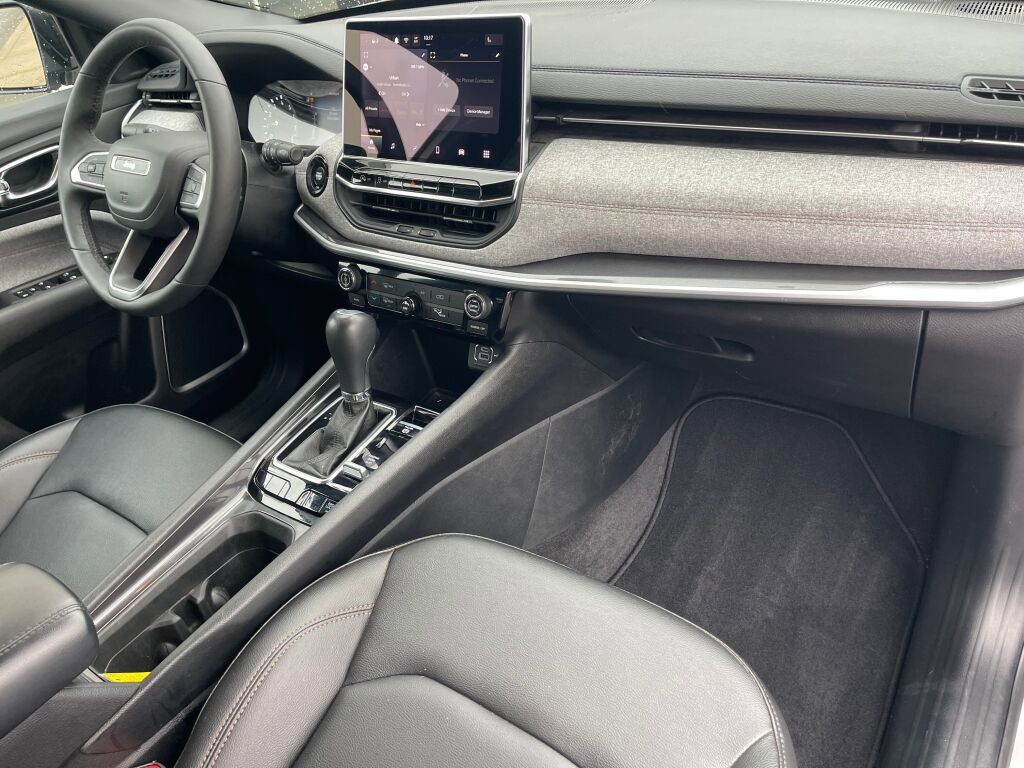 Used 2024 Jeep Compass Latitude image 28