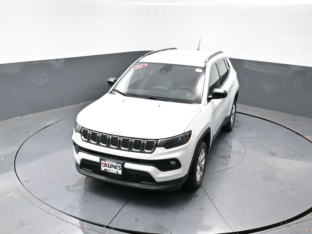 Used 2025 Jeep Compass Latitude AWD/4WD image 16