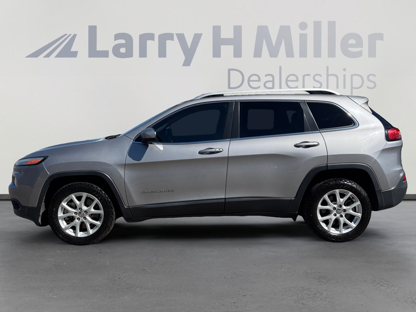 Used 2017 Jeep Cherokee Latitude w/ Comfort/Convenience Group FWD image 2