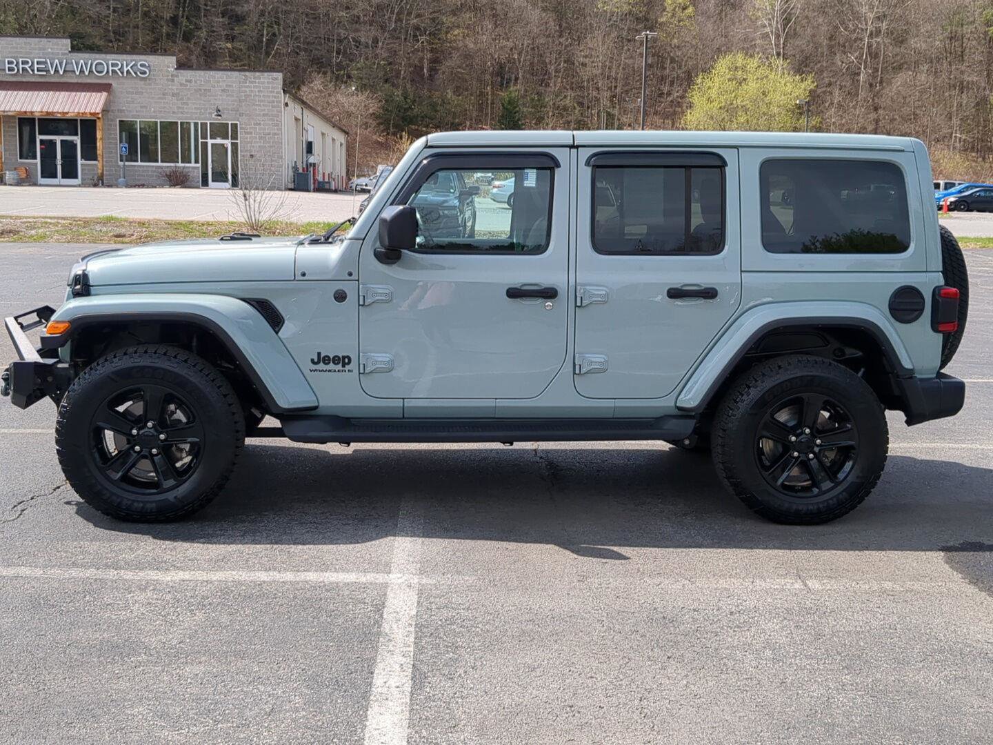 Used 2023 Jeep Wrangler Unlimited Sahara AWD/4WD image 3