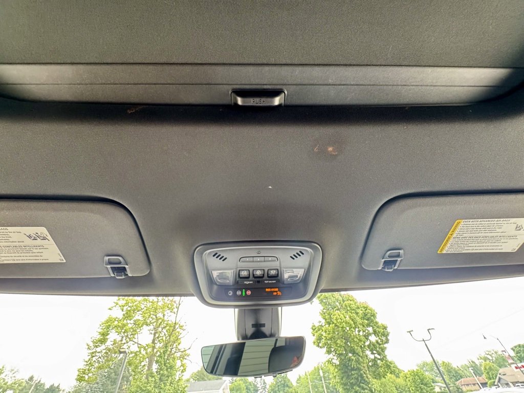 Used 2023 Chevrolet Traverse RS image 39