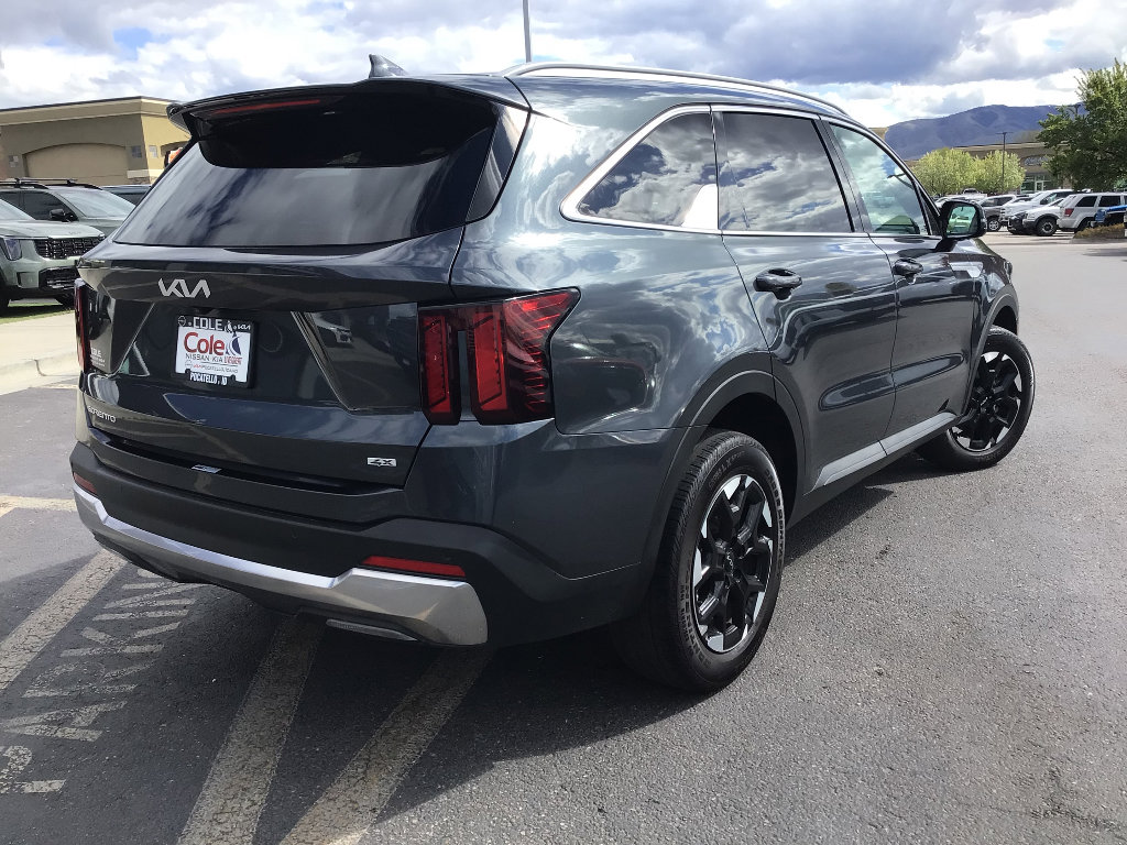 Used 2024 Kia Sorento S image 4