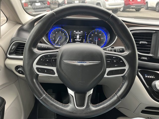 Used 2018 Chrysler Pacifica Touring-L image 40