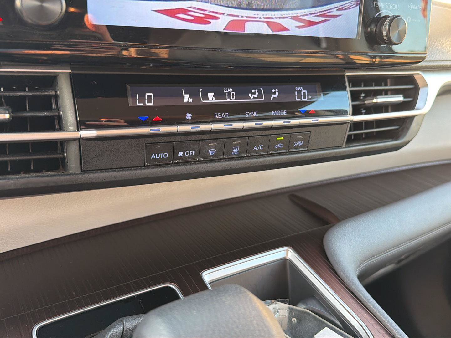Used 2023 Toyota Sienna LE FWD image 24