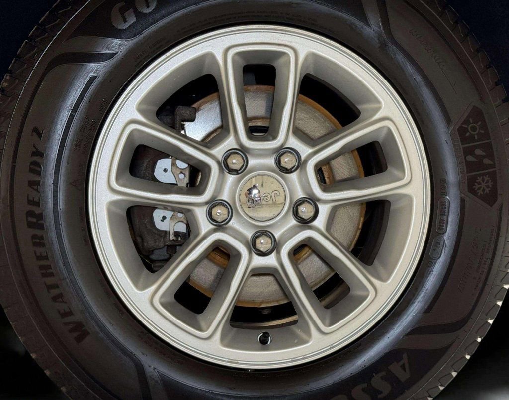 Used 2020 Jeep Grand Cherokee Laredo image 28