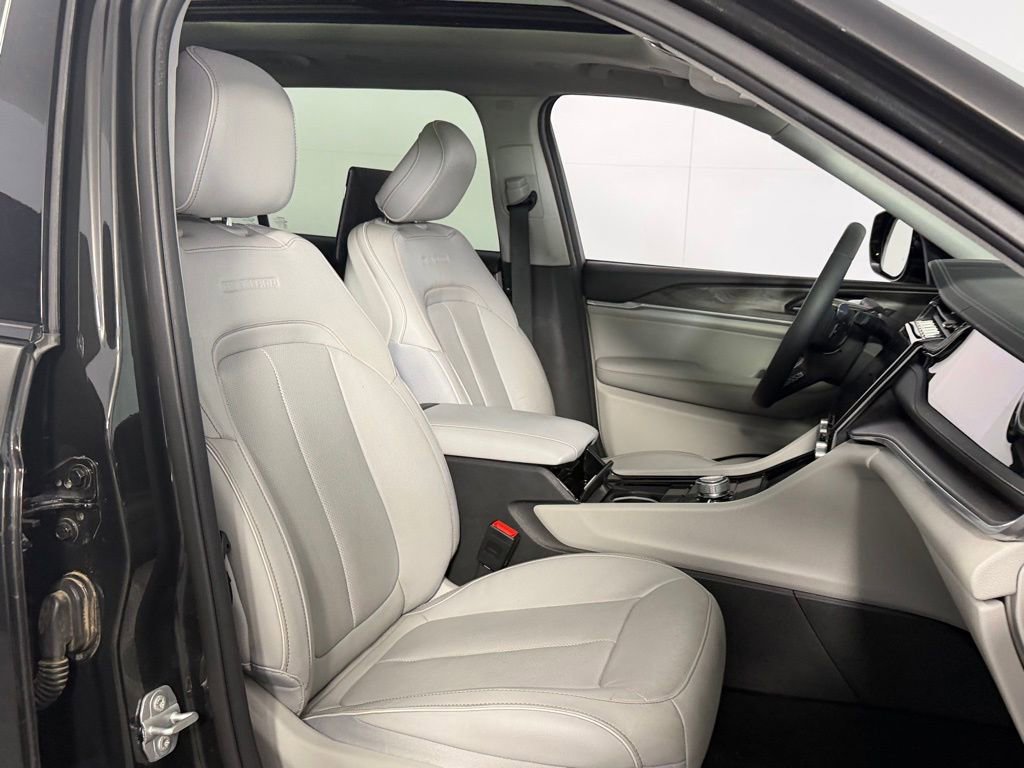 Certified 2023 Jeep Grand Cherokee L Overland w/ Rear Seat Video Group I AWD/4WD image 34