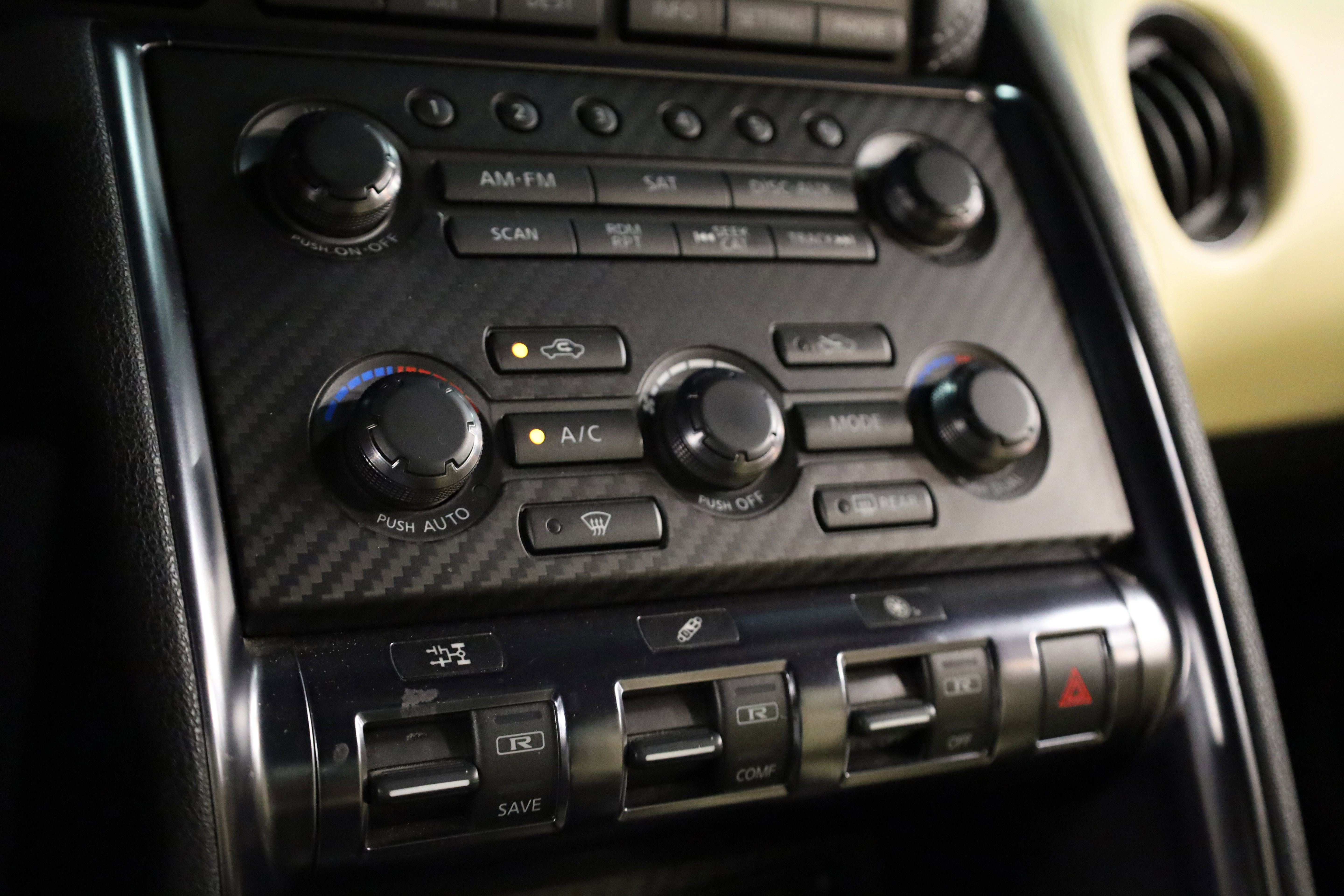 Used 2015 Nissan GT-R Premium image 29