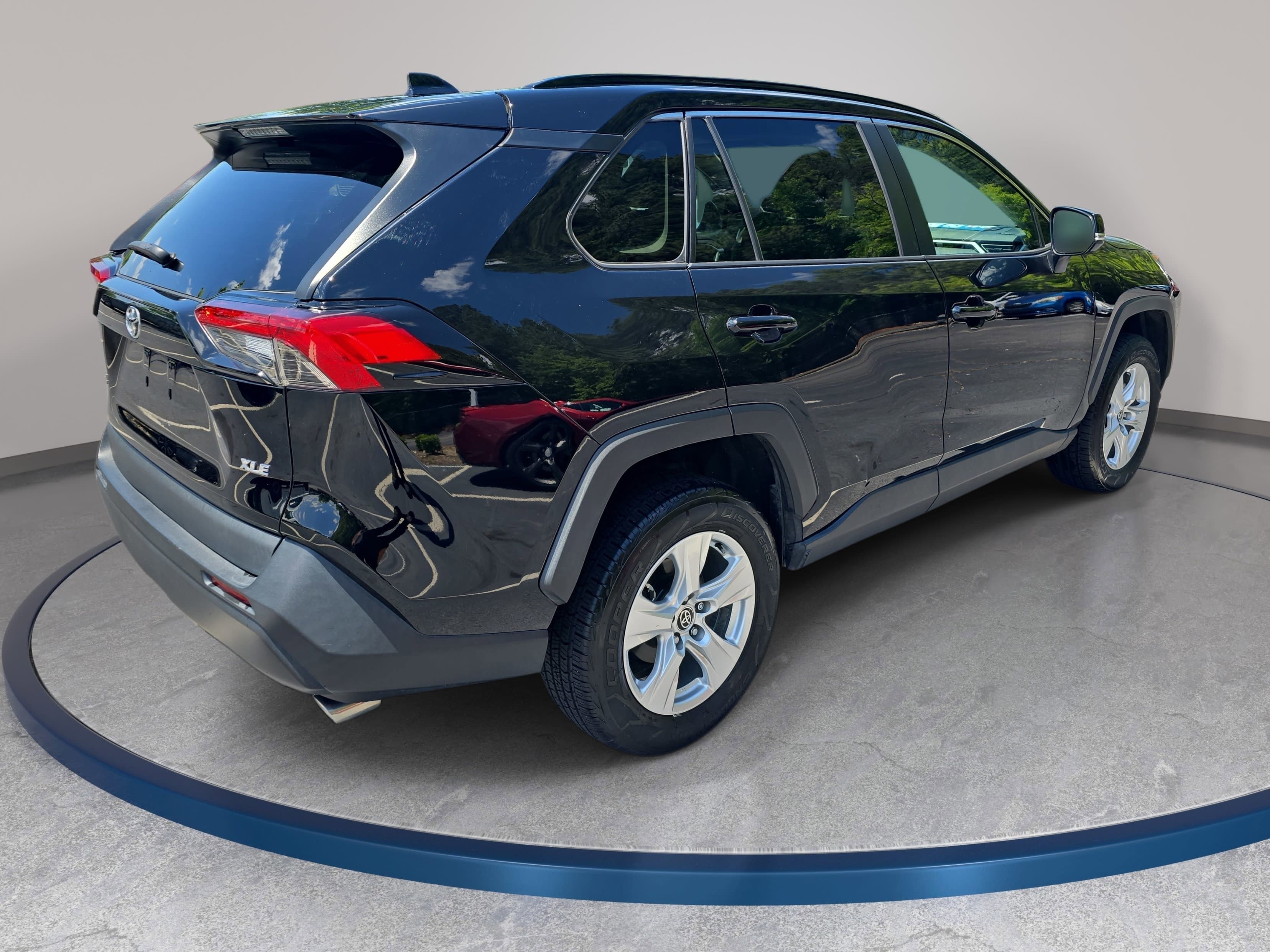 Used 2021 Toyota RAV4 XLE w/ Convenience Package FWD image 5