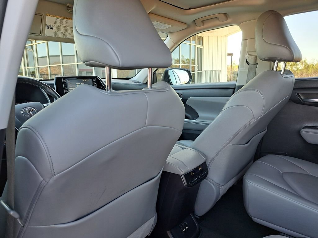 Used 2021 Toyota Highlander XLE image 24