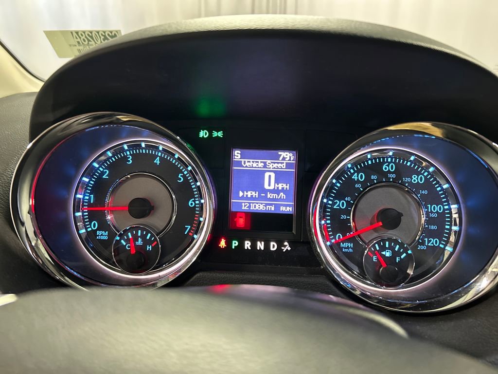 Used 2016 Chrysler Town & Country Touring-L FWD image 16