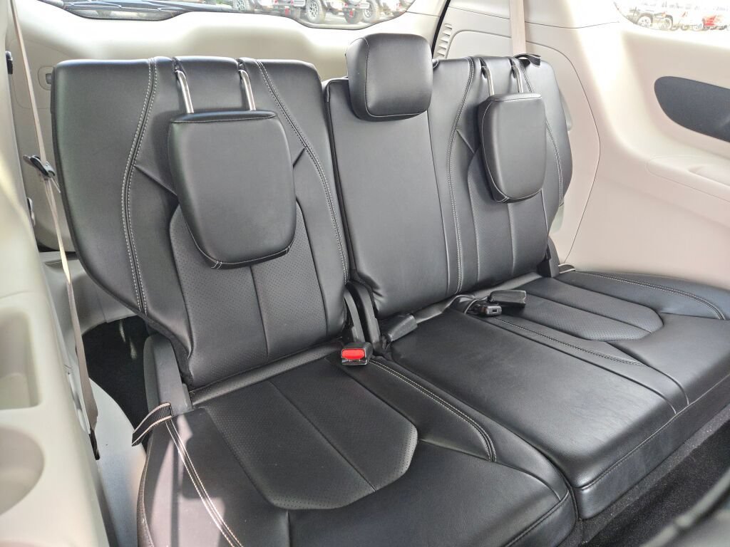 Used 2024 Chrysler Pacifica Touring-L FWD image 12
