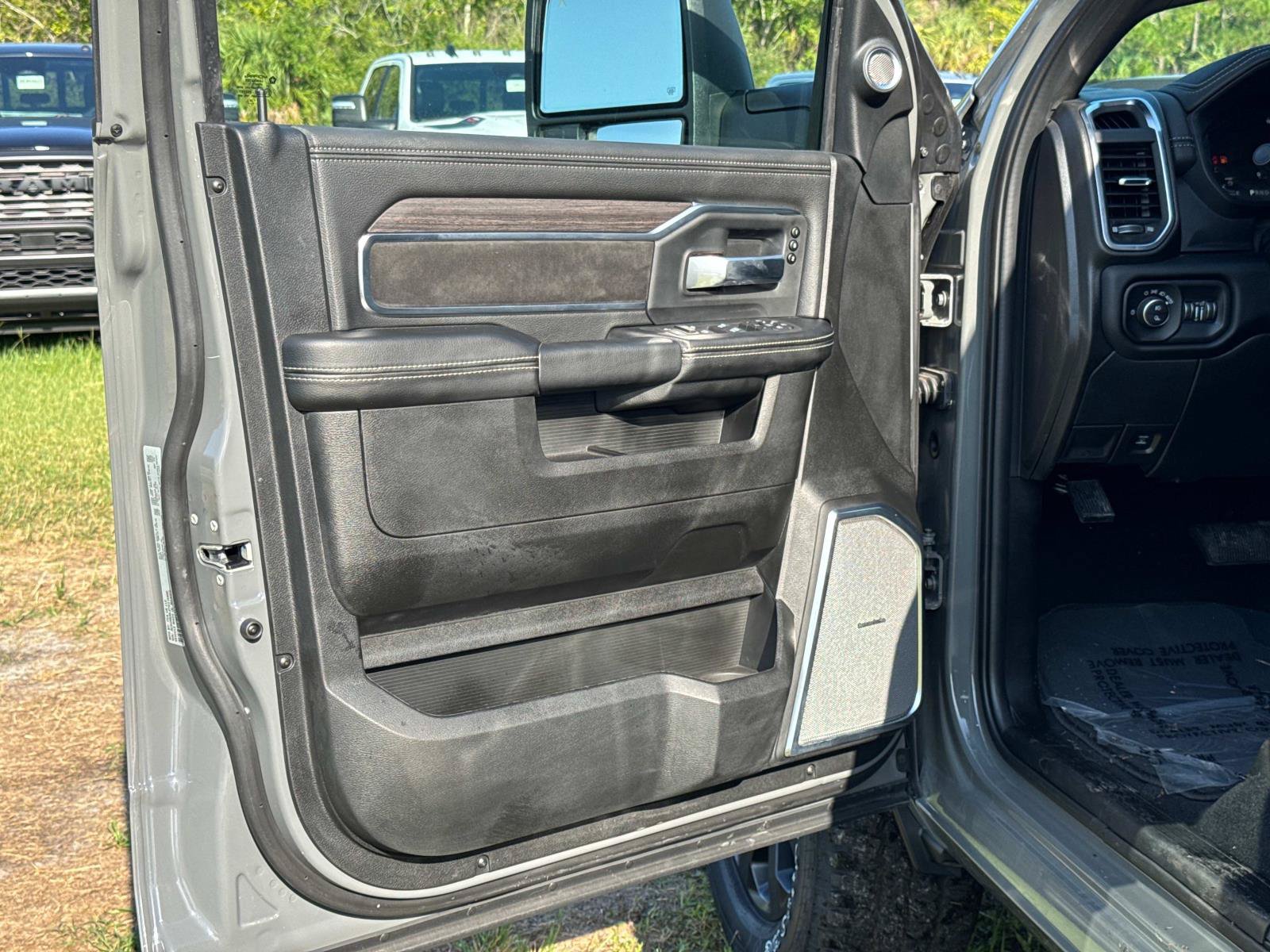 New 2026 RAM 2500 Laramie AWD/4WD image 17