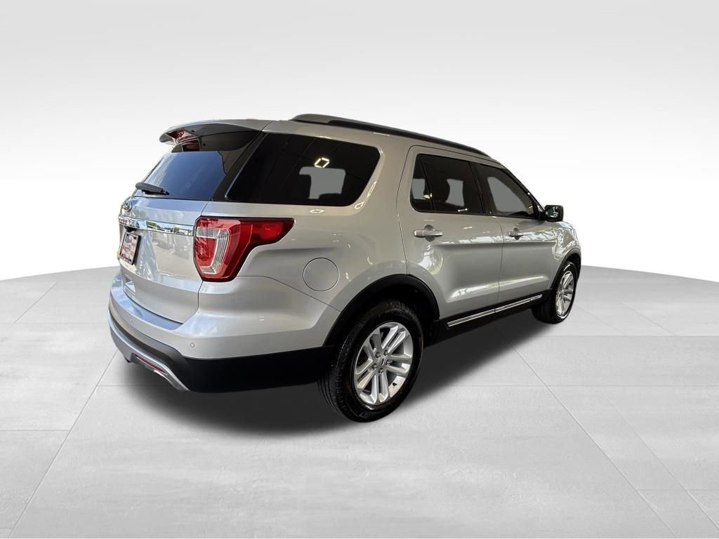 Used 2017 Ford Explorer XLT w/ Equipment Group 202A image 4