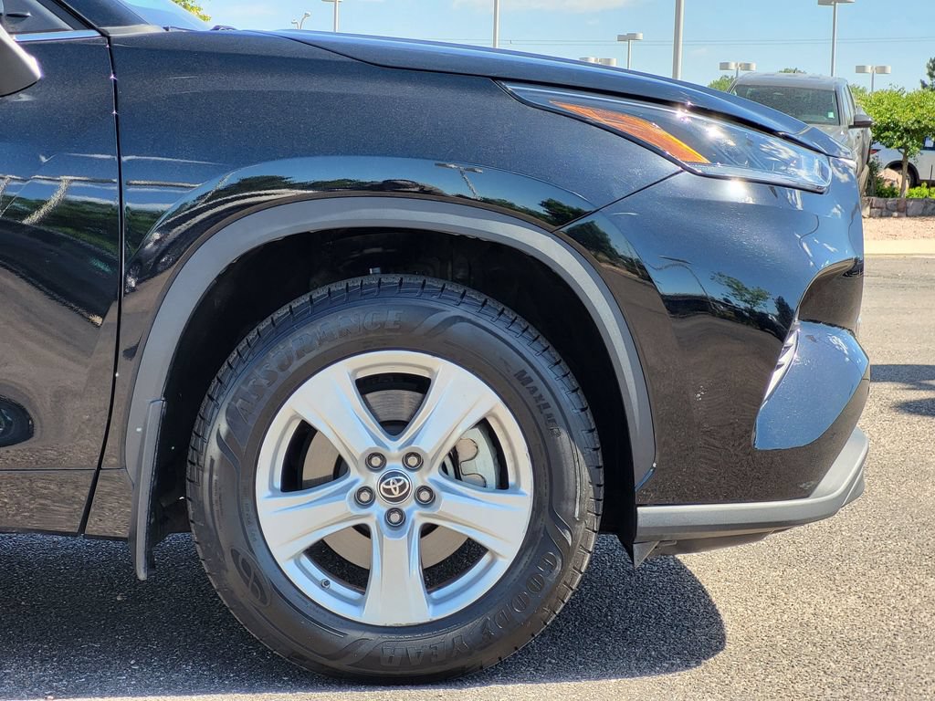 Used 2021 Toyota Highlander LE AWD/4WD image 29