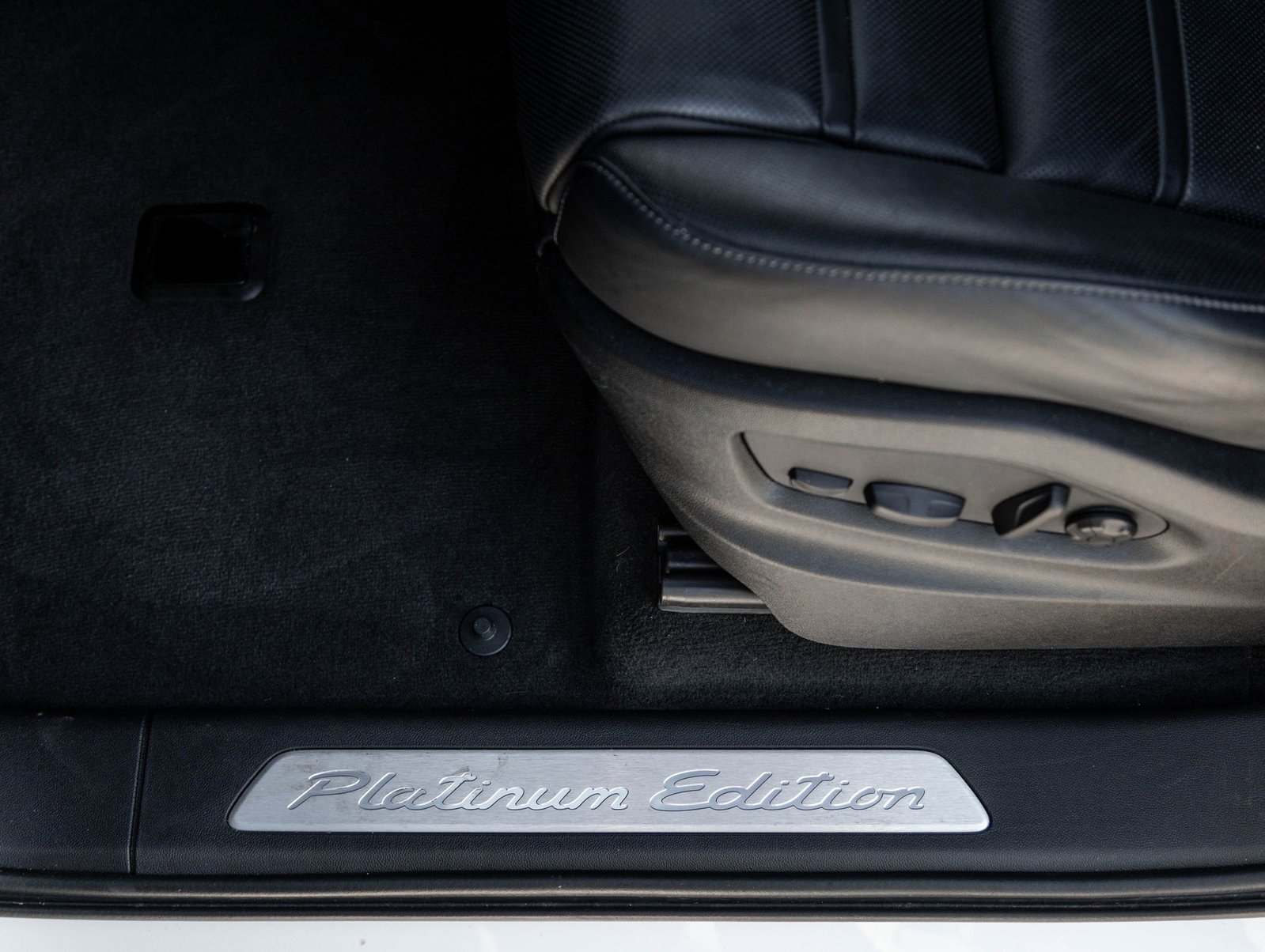 Certified 2023 Porsche Cayenne Platinum Edition image 21