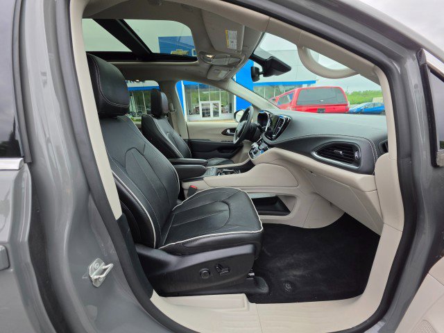 Used 2023 Chrysler Pacifica Limited FWD image 13