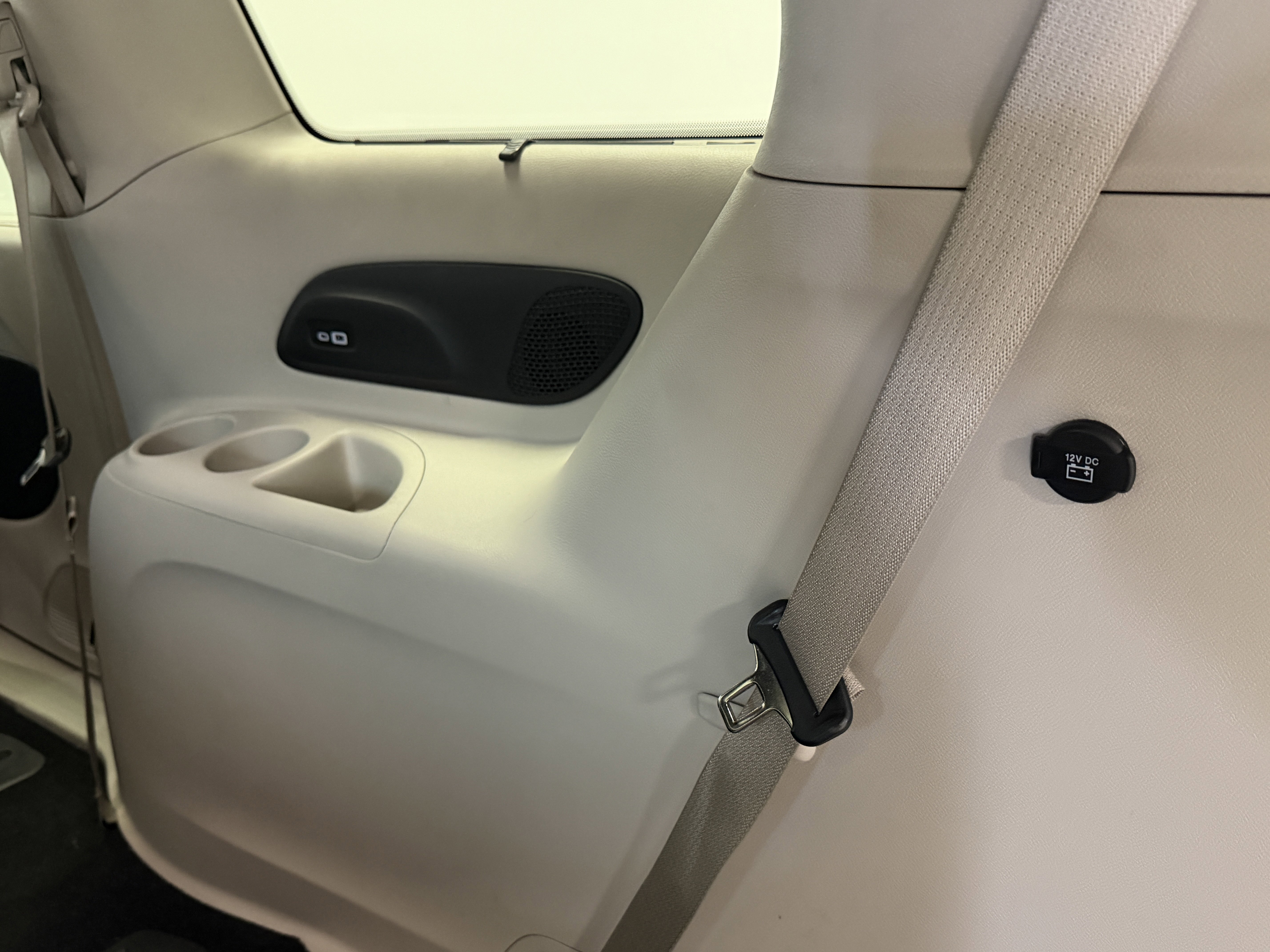 Used 2022 Chrysler Pacifica Limited w/ Uconnect Theater Family Group FWD image 26