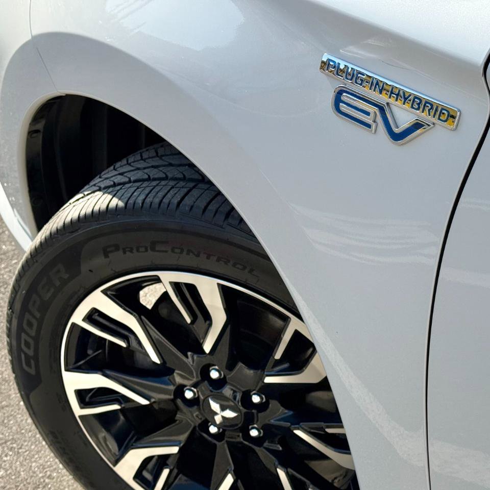 Used 2018 Mitsubishi Outlander SEL image 23