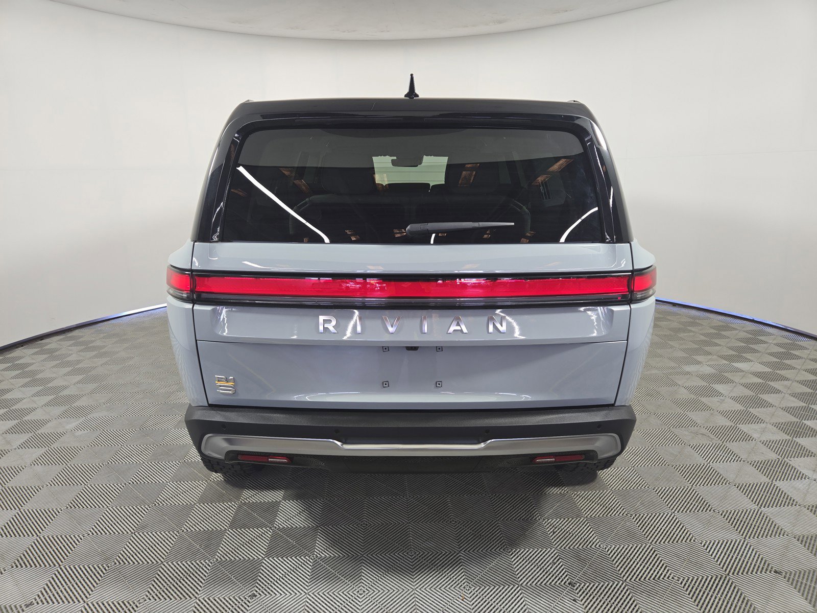 Used 2024 Rivian R1S Adventure image 4