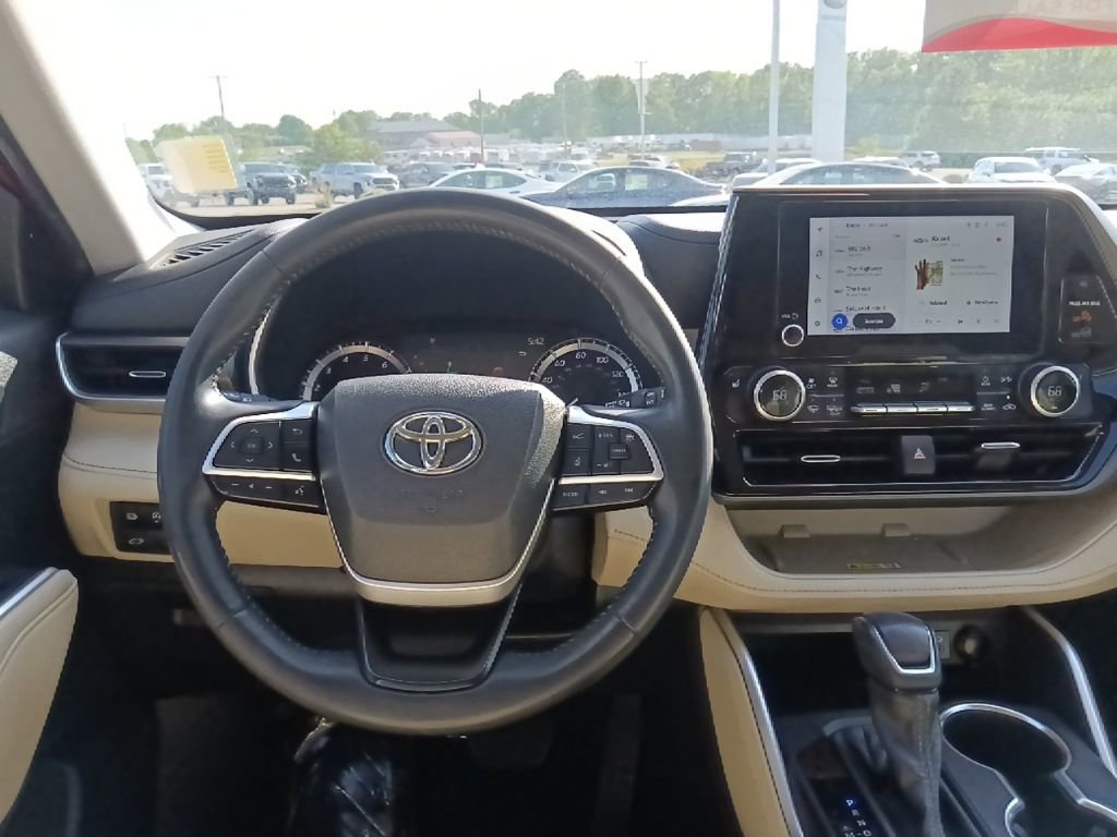 Used 2023 Toyota Highlander XLE FWD image 26