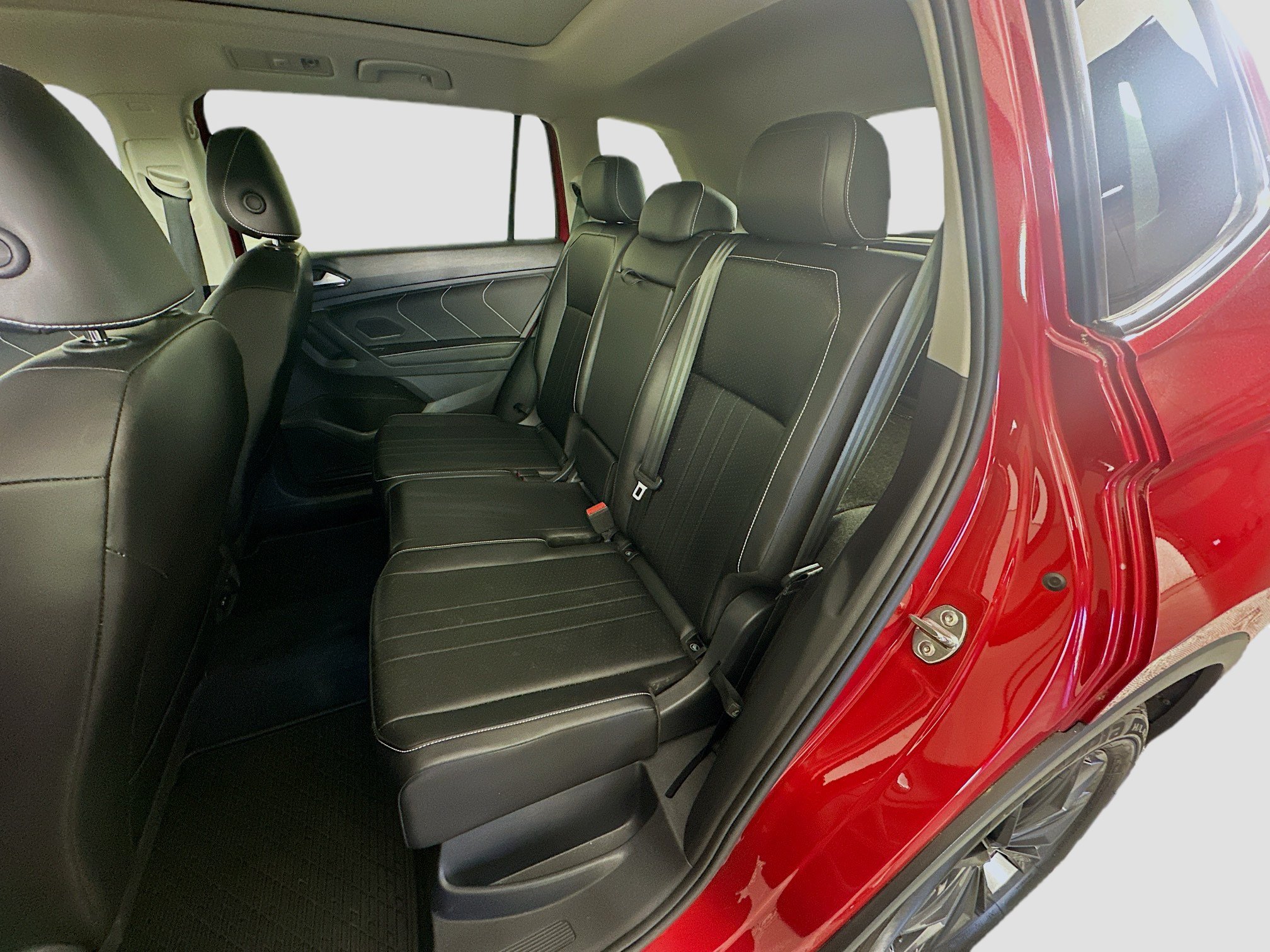 Used 2024 Volkswagen Tiguan SE w/ Panoramic Sunroof Package AWD/4WD image 27