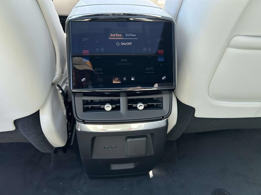 New 2027 Cadillac Vistiq Sport w/ LPO, Floor Liner Package AWD/4WD image 15