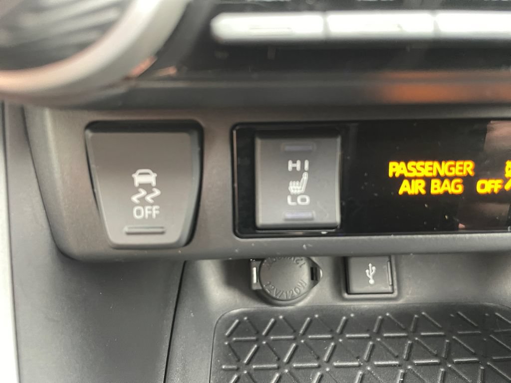Used 2022 Toyota RAV4 XLE Premium AWD/4WD image 41