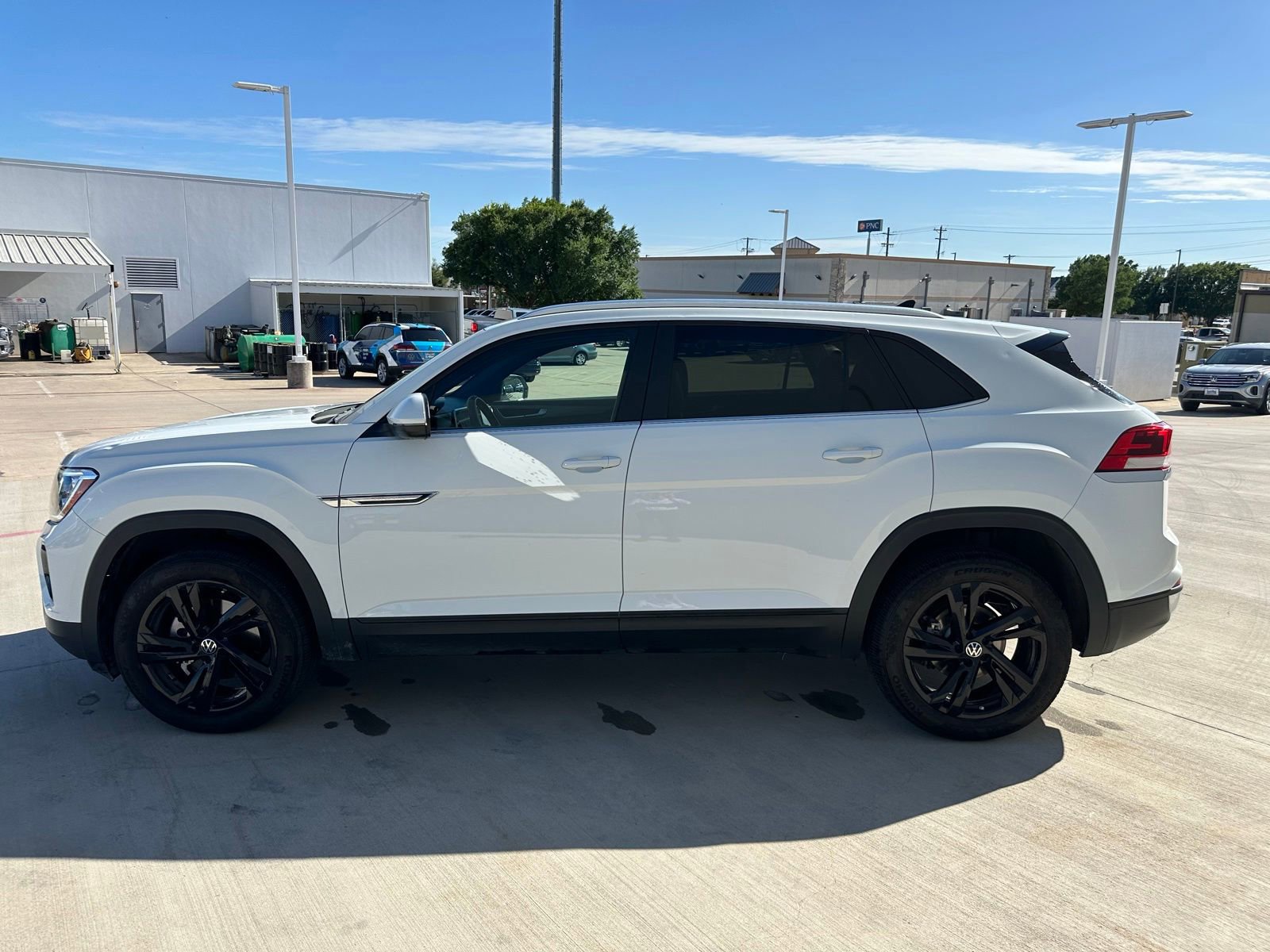 Used 2025 Volkswagen Atlas Cross Sport SE FWD image 5