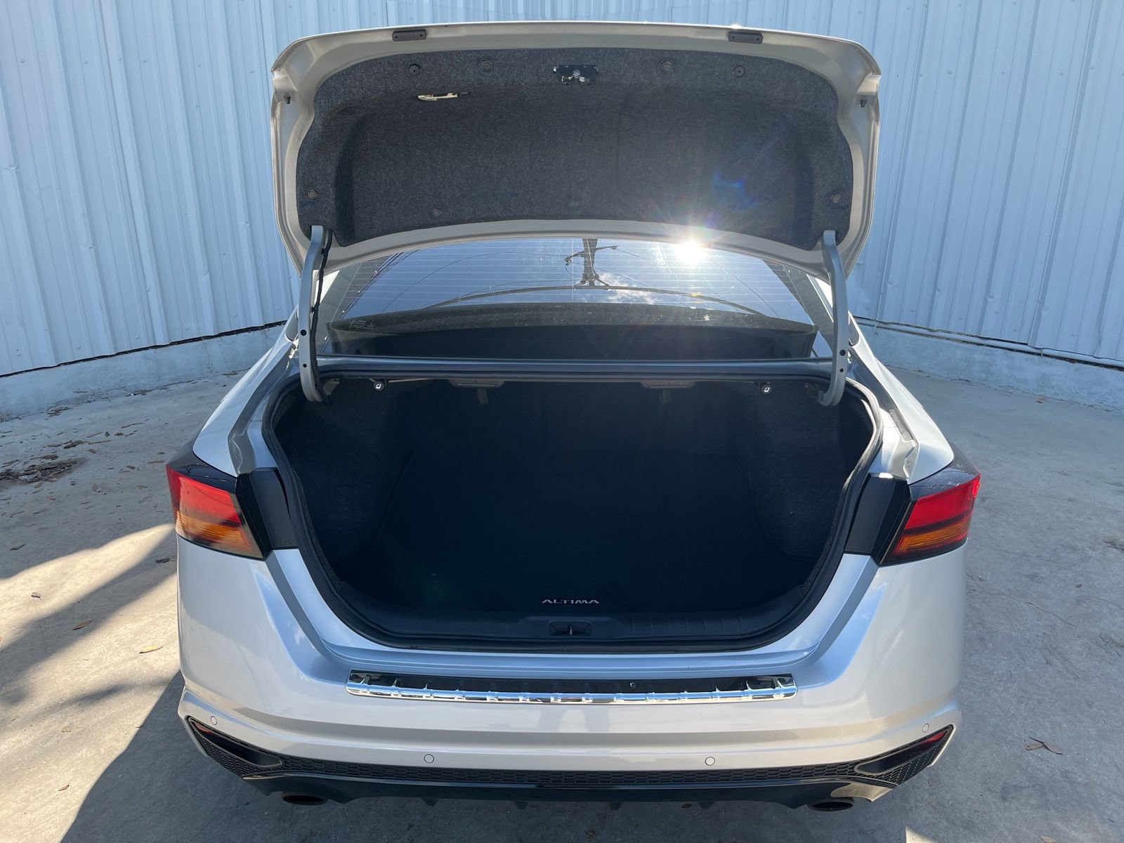 Used 2023 Nissan Altima 2.0 SR FWD image 8