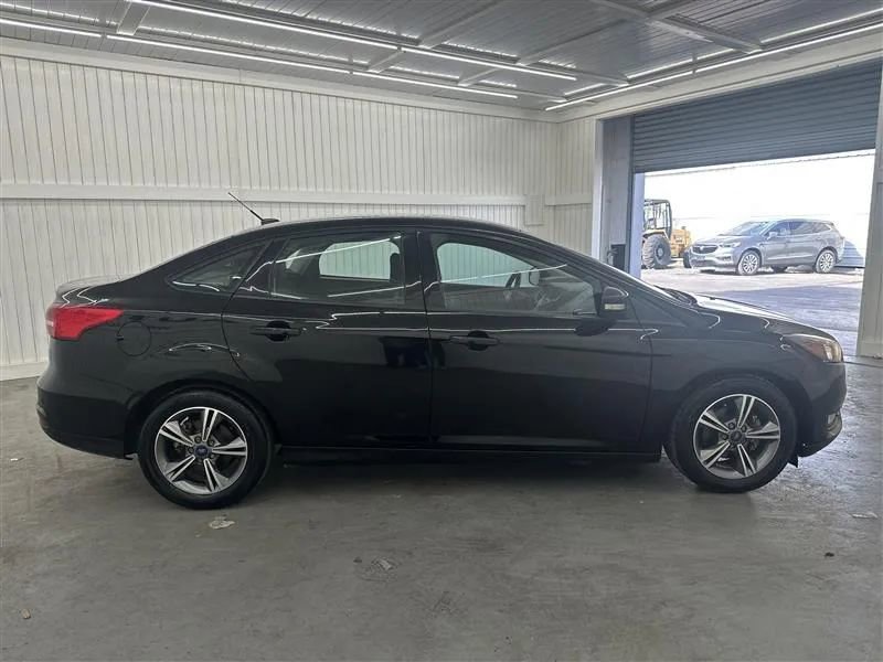 Used 2017 Ford Focus SE FWD image 4