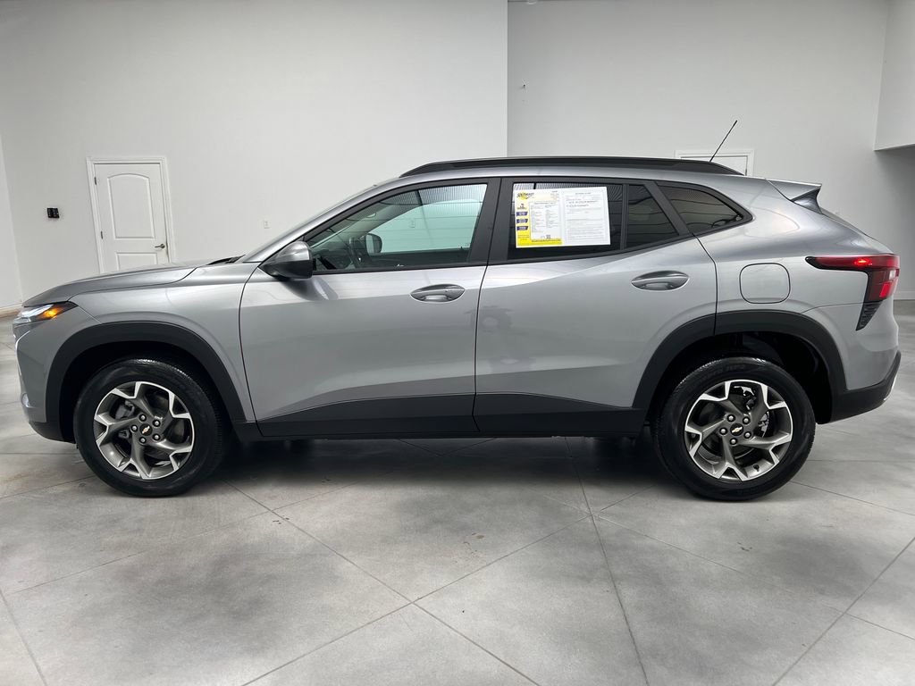 Used 2025 Chevrolet Trax LT w/ LT Convenience Package FWD image 4
